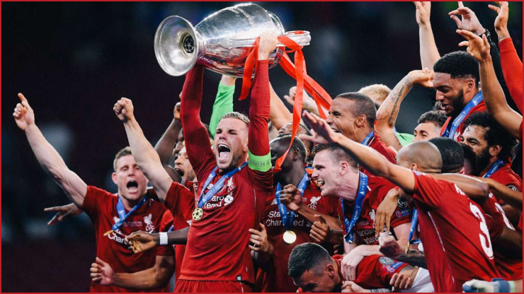 Henderson, capitão da temporada 18/19 do Liverpool, erguendo a taça da Champions League daquela temporada